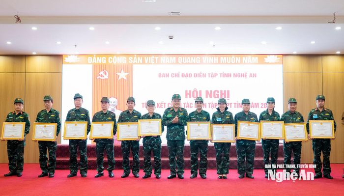 Đồng chí Thiếu tướng Vũ Văn Tùng - Ủy viên Ban Thường vụ Tỉnh uỷ, Chỉ huy trưởng Bộ Chỉ huy Quân sự tỉnh trao Bằng khen cho các tập thể, cá nhân. Ảnh: Phạm Bằng