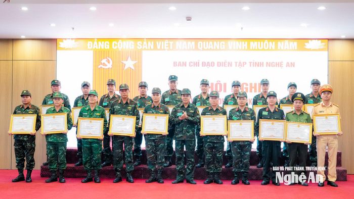 Đồng chí Võ Trọng Hải - Phó Bí thư Tỉnh ủy, Chủ tịch UBND tỉnh, Phó Trưởng ban Chỉ đạo, Trưởng ban Tổ chức Diễn tập khu vực phòng thủ tỉnh năm 2026 trao tặng Bằng khen cho các tập thể, cá nhân. Ảnh: Phạm Bằng