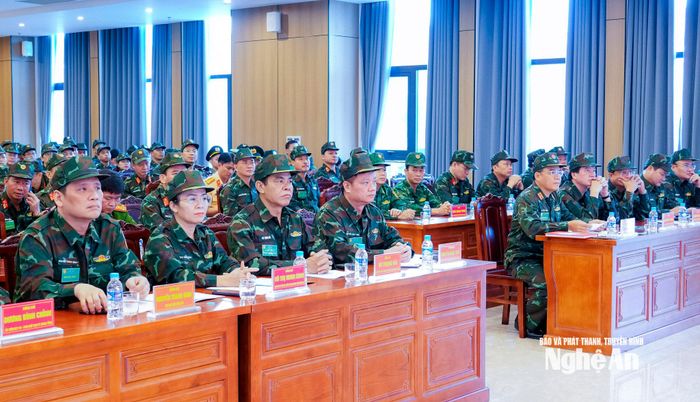 Các đồng chí lãnh đạo tỉnh dự hội nghị. Ảnh: Phạm Bằng