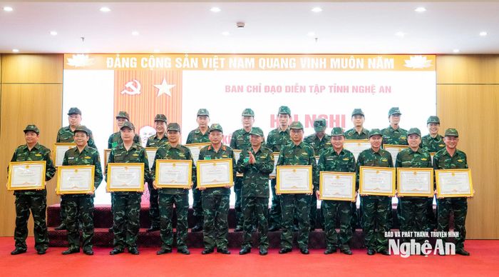 Đồng chí Bùi Thanh An - Ủy viên Ban Thường vụ Tỉnh uỷ, Phó Chủ tịch Thường trực UBND tỉnh trao Bằng khen cho các tập thể, cá nhân. Ảnh: Phạm Bằng