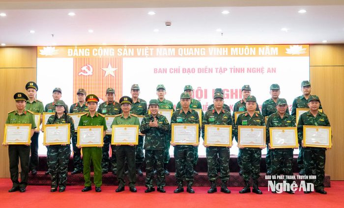 Đồng chí Dương Đình Chỉnh - Ủy viên Ban Thường vụ Tỉnh uỷ, Phó Chủ tịch Thường trực HĐND tỉnh trao Bằng khen cho các tập thể, cá nhân. Ảnh: Phạm Bằng
