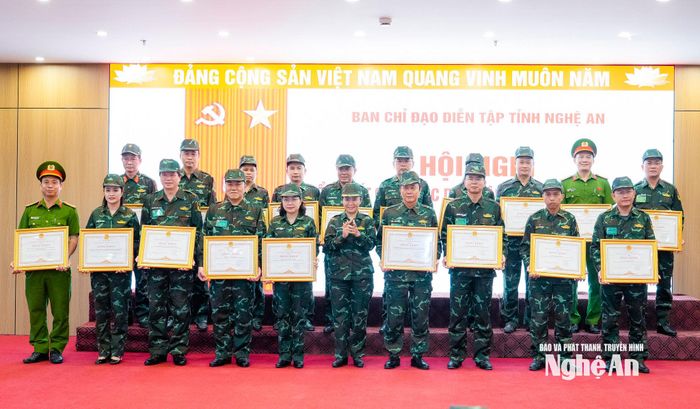 Đồng chí Võ Thị Minh Sinh - Phó Bí thư Tỉnh ủy, Chủ tịch Ủy ban MTTQ Việt Nam tỉnh, Phó Trưởng ban Chỉ đạo trao Bằng khen cho các tập thể, cá nhân. Ảnh: Phạm Bằng