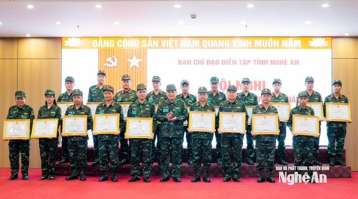 Đồng chí Nguyễn Thanh Bình - Phó Bí thư Tỉnh ủy, Phó Trưởng ban Chỉ đạo trao Bằng khen cho các tập thể, cá nhân. Ảnh: Phạm Bằng