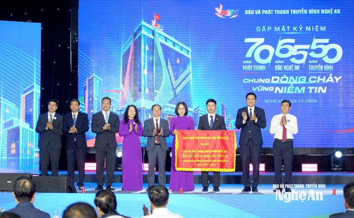 Tỉnh ủy, HĐND, UBND, Ủy ban MTTQ Việt Nam tỉnh trao tặng Báo và phát thanh, truyền hình Nghệ An bức trướng mang dòng chữ: “Báo và phát thanh, truyền hình Nghệ An - kết nối, hội tụ, sáng tạo, vươn xa”. Ảnh: Thành Cường