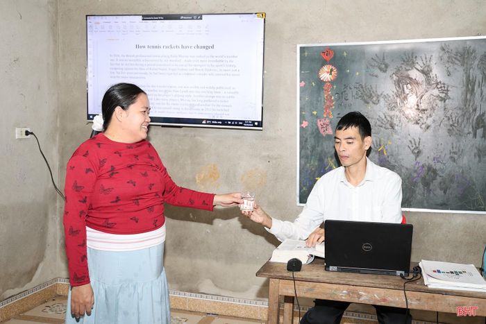  Cùng với ý chí, nghị lực của bản thân, anh Dương còn có điểm tựa vững chắc từ gia đình, đặc biệt là người vợ luôn thấu hiểu, sẻ chia và 4 người con ngoan. “Với tôi, chồng là người rất nghị lực, luôn cố gắng vươn lên trong cuộc sống. Tôi chỉ nghĩ đơn giản là mình ở bên cạnh, động viên anh, để anh yên tâm theo đuổi những điều anh mong muốn. Thấy anh vui với công việc, được dạy học, giúp đỡ mọi người, tôi vui và hạnh phúc” - chị Hoàng Thị Năm (áo đỏ, vợ anh Nguyễn Cảnh Dương) chia sẻ. 