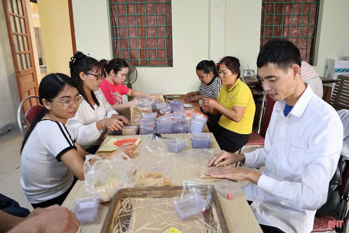 Không chỉ bền bỉ gieo chữ, anh Dương còn chú trọng tạo sinh kế, giúp hội viên khiếm thị có việc làm và thu nhập ổn định. Mô hình sản xuất tăm tre do anh chỉ đạo triển khai hiện tạo việc làm cho hàng chục hội viên, với mức thu nhập từ 3,5-5 triệu đồng/người/tháng. Trong hơn 10 năm giữ cương vị Chủ tịch Hội Người mù huyện Đức Thọ (cũ), anh đã vận động hơn 1,5 tỷ đồng cho các hoạt động an sinh, trao gần 4.000 suất quà, hỗ trợ xây dựng 5 nhà tình thương và trao 45 suất học bổng “Tiếp sức đến trường”.
