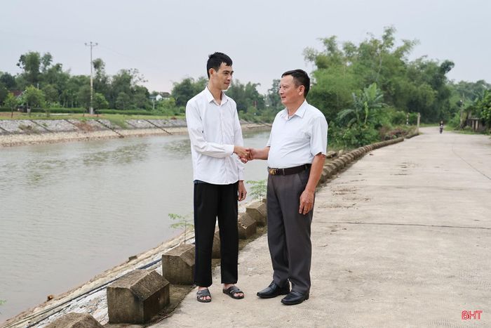 “Anh Dương luôn sống gần gũi, trách nhiệm với bà con và tích cực tham gia các hoạt động của thôn. Điều đáng quý là dù bản thân còn nhiều khó khăn, anh vẫn dành tâm sức giúp đỡ người khác, từ dạy học cho trẻ em đến tạo việc làm cho hội viên khiếm thị. Những đóng góp ấy được bà con ghi nhận, trân trọng và là niềm tự hào của người dân thôn Đức La” - ông Phan Văn Hội, Trưởng thôn Đức La (bên phải) chia sẻ.