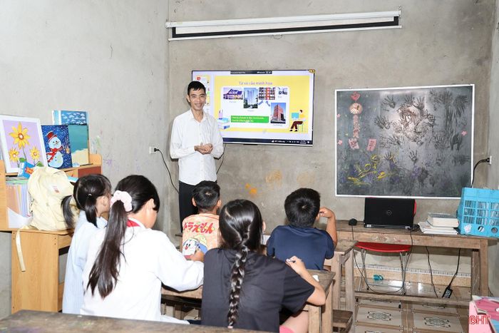  Suốt hàng chục năm qua, thế giới “mờ nhoè” chưa bao giờ khuất phục ý chí, nghị lực của chàng trai sinh năm 1983 nơi vùng đê La Giang. Với nỗ lực không ngừng, năm 2007, anh đậu vào Khoa Ngoại ngữ, Đại học Vinh (Nghệ An) và tốt nghiệp vào năm 2011. 