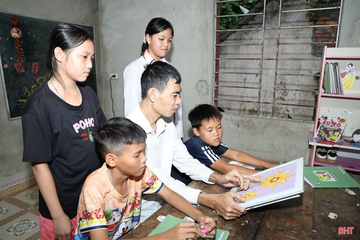  Anh Cảnh Dương chia sẻ: “Với tôi, niềm vui là thấy học sinh tiến bộ từng ngày. Mỗi khóa học, tôi đều cố gắng cập nhật kiến thức, ứng dụng công nghệ mới để giúp các em tiếp cận bài học dễ dàng hơn. Tôi không coi những việc mình làm là lớn lao, bởi giấc mơ được đứng trên bục giảng đã ấp ủ từ lâu. Chính các em là động lực để tôi nỗ lực sống tốt, làm việc hăng say và đồng hành cùng hội viên khiếm thị hòa nhập cộng đồng”. 