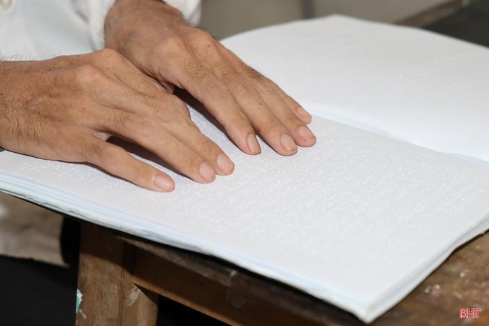 Tỉ mỉ dùng kính lúp đọc từng trang sách, kiên trì lần theo những dòng chữ Braille bằng đầu ngón tay, anh Dương từng bước vượt qua rào cản thị giác để làm chủ tri thức. Hành trình tự học bền bỉ suốt hàng chục năm qua không chỉ thể hiện ý chí vượt lên nghịch cảnh mà còn là nền tảng để anh tiếp tục theo đuổi đam mê, truyền kiến thức và cảm hứng học tập cho các thế hệ học trò.
