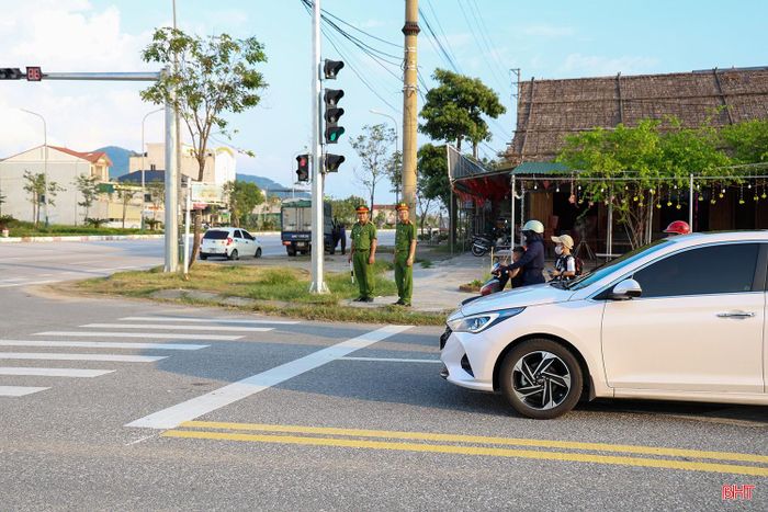 Lực lượng Công an xã Lộc Hà thường xuyên tuần tra kiểm soát, đảm bảo trật tự an toàn giao thông.