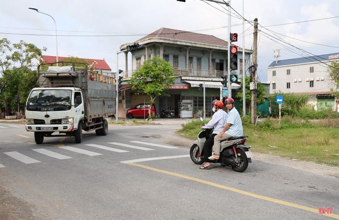 Người tham gia giao thông chấp hành nghiêm khi có tín hiệu đèn.