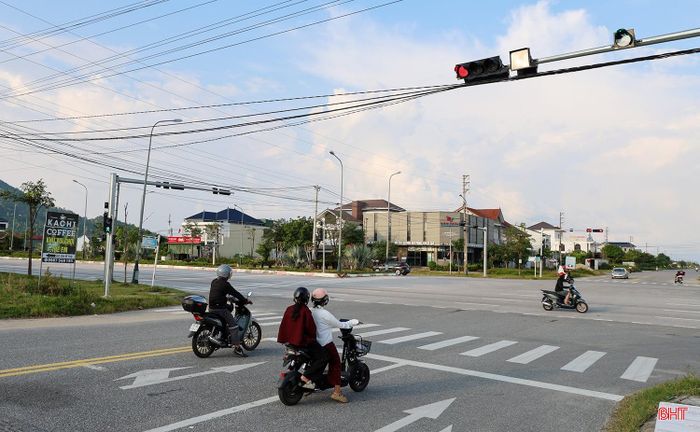Khi được lắp đặt tín hiệu đèn, các vụ tai nạn giao thông các khu vực ngã tư trên quốc lộ 281 đoạn từ xã Lộc Hà đến Mai Phụ đã giảm hẳn.