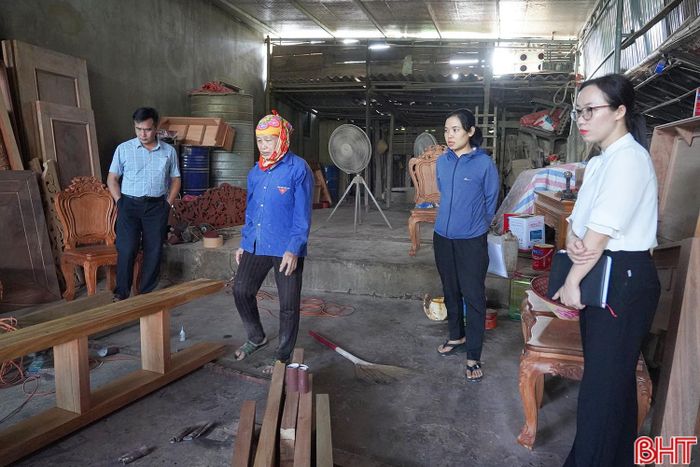 Theo phản ánh của người dân, tại thôn Đồng Thịnh hiện có khoảng 15 hộ chuyên nhận gia công đồ gỗ và phun sơn.