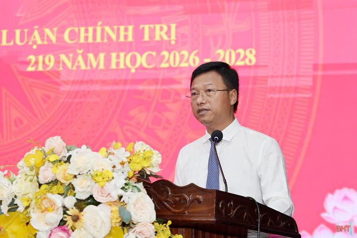 Hiệu trưởng Trường Chính trị Trần Phú Phan Duy Vĩnh phát biểu tại lễ khai giảng.