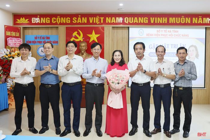 Lãnh đạo Đảng ủy UBND tỉnh, Sở Y tế Hà Tĩnh tặng hoa chúc mừng bà Nguyễn Thị Diện - Giám đốc Bệnh viện Phục hồi chức năng Hà Tĩnh được nghỉ hưu theo chế độ.