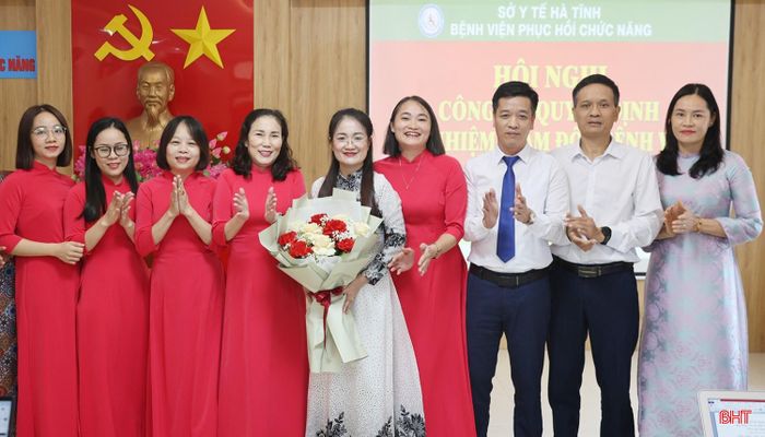 Đại diện Ban Giám đốc và các khoa, phòng Bệnh viện Phục hồi chức năng Hà Tĩnh tặng hoa chúc mừng tân Giám đốc Phạm Thị Phương.