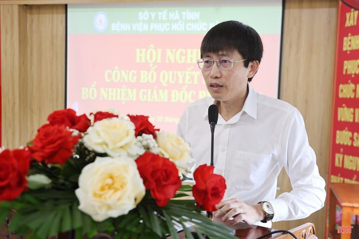 Ông Hoàng Song Hào - Trưởng phòng Tổ chức - Hành chính (Sở Y tế) công bố quyết định bổ nhiệm.