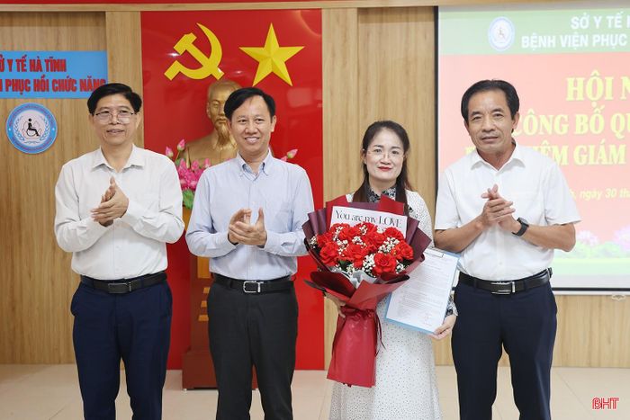 Lãnh đạo Đảng ủy UBND tỉnh, Sở Y tế Hà Tĩnh trao quyết định và tặng hoa chúc mừng bà Phạm Thị Phương.