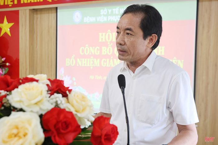 Phó Giám đốc Sở Y tế Lê Chánh Thành phát biểu giao nhiệm vụ cho tân Giám đốc Bệnh viện PHCN Hà Tĩnh Phạm Thị Phương.