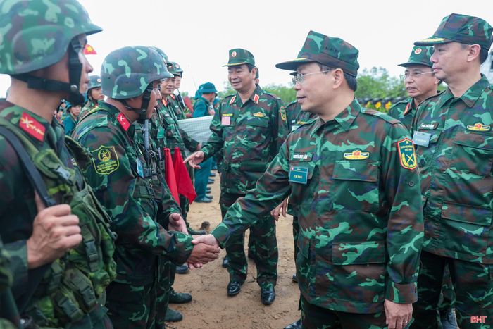 Đồng chí Nguyễn Duy Lâm - Ủy viên Trung ương Đảng, Bí thư Tỉnh ủy, Bí thư Đảng ủy Quân sự tỉnh, Trưởng ban Chỉ đạo diễn tập khu vực phòng thủ tỉnh và các đồng chí lãnh đạo tỉnh cùng đại biểu động viên các lực lượng tham gia thực binh.