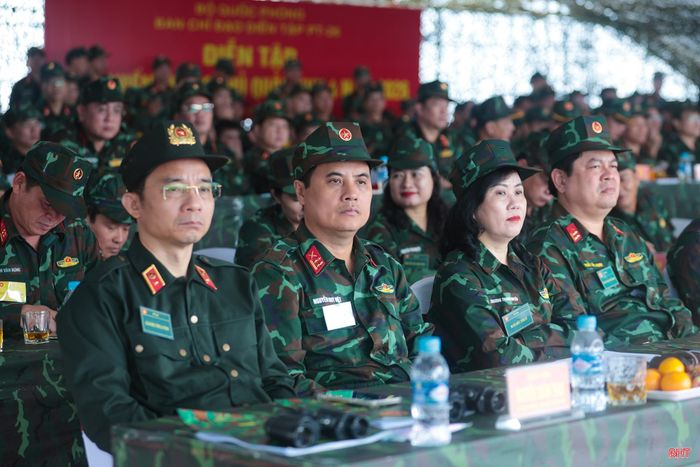 Các đại biểu theo dõi diễn tập thực binh bắn đạn thật.