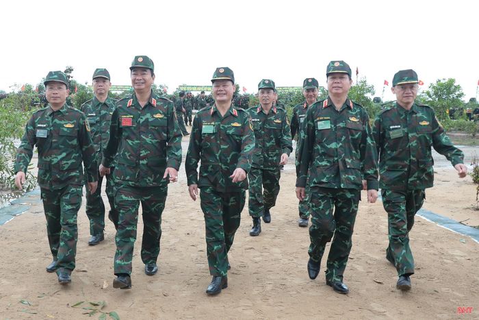 Trung tướng Trương Mạnh Dũng - Phó Tổng tham mưu trưởng QĐND Việt Nam, Phó Trưởng ban Chỉ đạo diễn tập PT-26 (Bộ Quốc phòng), lãnh đạo một số đơn vị thuộc Bộ Quốc phòng, Quân khu 4, tỉnh Hà Tĩnh tham dự diễn tập thực binh bắn đạn thật.