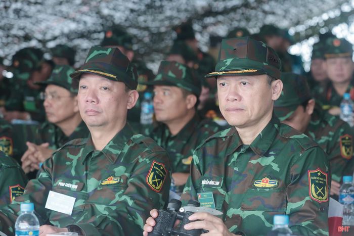 Đồng chí Nguyễn Hồng Lĩnh - Phó Bí thư Thường trực Tỉnh ủy, Chủ tịch HĐND tỉnh, Phó Trưởng ban Chỉ đạo diễn tập khu vực phòng thủ tỉnh và đồng chí Phan Thiên Định - Phó Bí thư Tỉnh ủy, Chủ tịch UBND tỉnh, Phó Trưởng ban Chỉ đạo diễn tập khu vực phòng thủ tỉnh tham dự diễn tập.