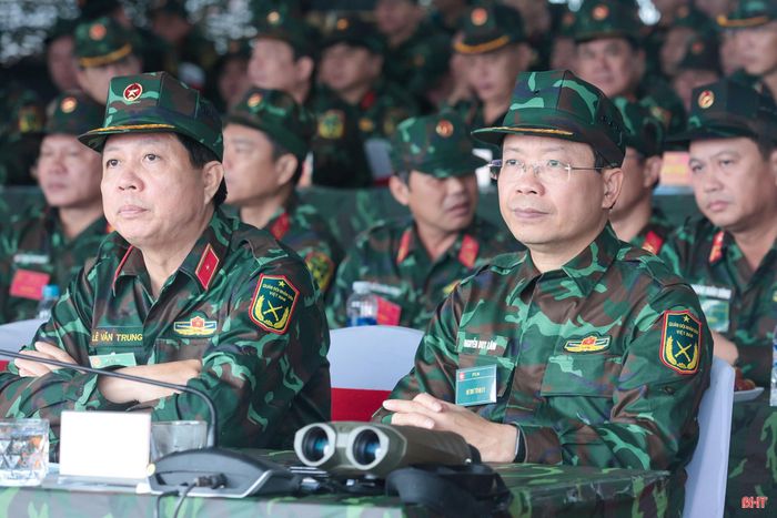 Đồng chí Nguyễn Duy Lâm - Ủy viên Trung ương Đảng, Bí thư Tỉnh ủy, Bí thư Đảng ủy Quân sự tỉnh, Trưởng ban Chỉ đạo diễn tập khu vực phòng thủ tỉnh và đại biểu tham dự diễn tập.