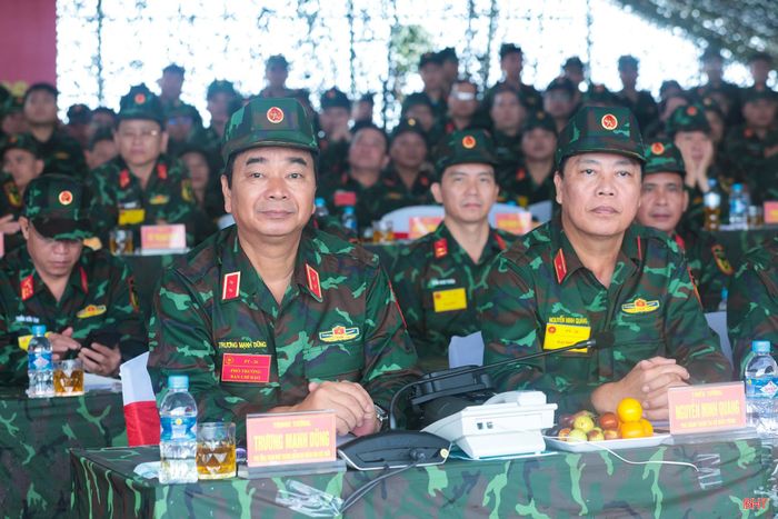 Trung tướng Trương Mạnh Dũng - Phó Tổng tham mưu trưởng QĐND Việt Nam, Phó Trưởng ban Chỉ đạo diễn tập PT-26 (Bộ Quốc phòng) và đại biểu tham dự diễn tập.