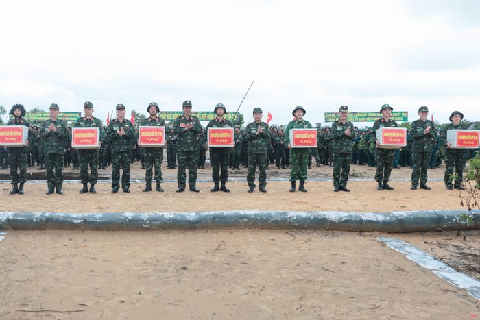 Lãnh đạo Bộ Quốc phòng, Quân khu 4, tỉnh Hà Tĩnh tặng quà chúc mừng các lực lượng hoàn thành xuất sắc diễn tập thực binh bắn đạn thật đề mục “Tiểu đoàn bộ binh được tăng cường binh khí kỹ thuật tiến công địch đổ bộ đường biển”.