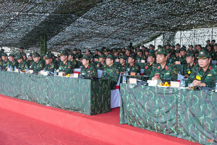 Các đại biểu tham dự diễn tập thực binh bắn đạn thật.