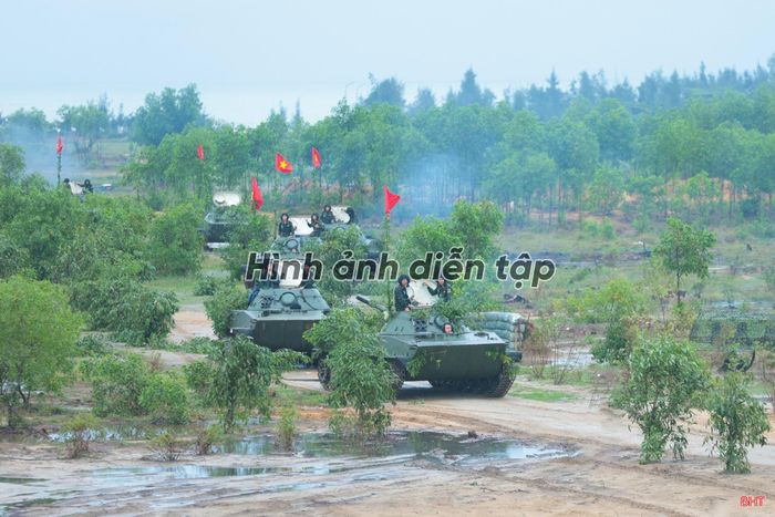 Lực lượng tham gia diễn tập thực binh đã chấp hành nghiêm kế hoạch, quy định, nguyên tắc và đặc biệt là quy định về thao trường trong sử dụng vũ khí, trang bị, bảo đảm an toàn.