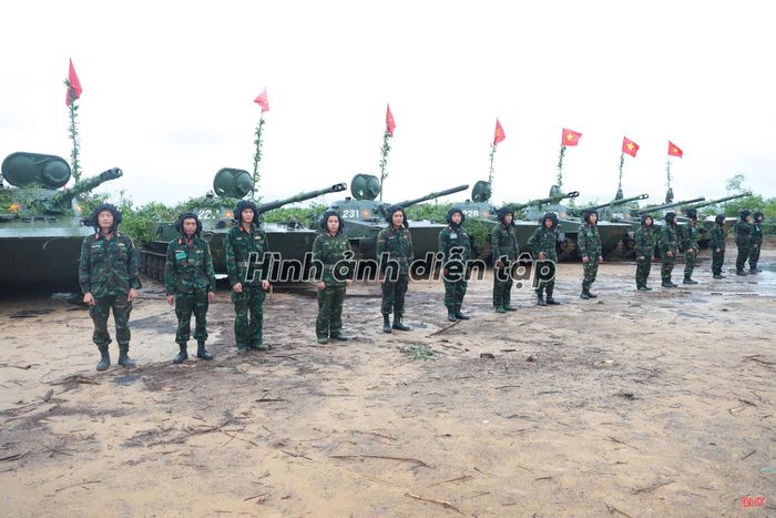 Xe tăng tham gia diễn tập thực binh đánh địch tiến công đổ bộ đường biển.