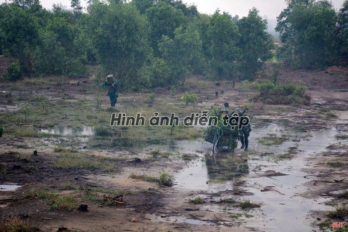 Hoạt động tiếp tế đạn dược cho bộ đội đánh địch trong diễn tập thực binh.