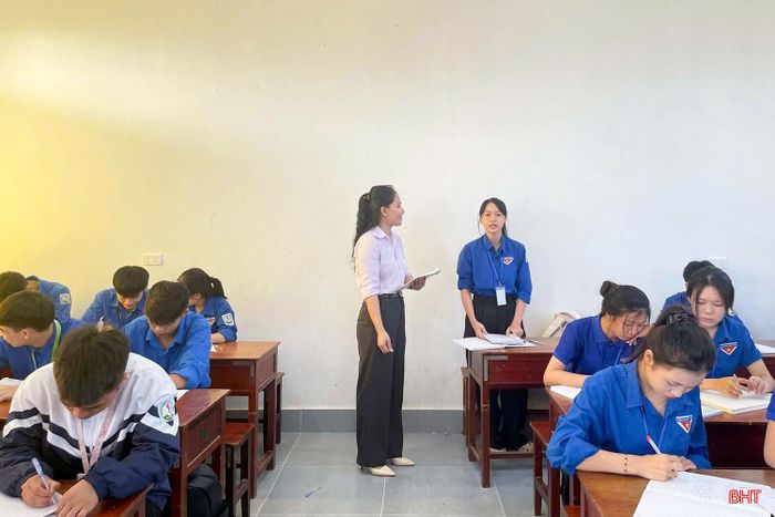 Giáo viên Trường THPT Kỳ Lâm tăng cường rèn luyện kiến thức học học sinh lớp 12.