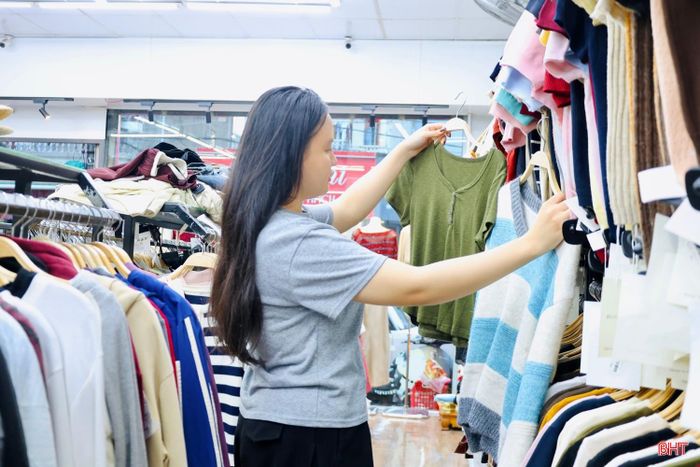 Khách hàng cân nhắc nhu cầu sử dụng và lựa chọn trang phục phù hợp với diễn biến thời tiết.