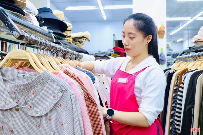 Hàng thời trang mùa đông được nhập về thường xuyên tại Cửa hàng thời trang Rẻ & Đẹp (phường Thành Sen).