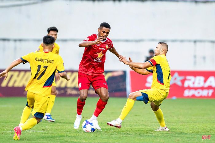 Daniel Passira tiếp tục nổ súng mang về trận hoà 1-1 cho đội bóng núi Hồng.