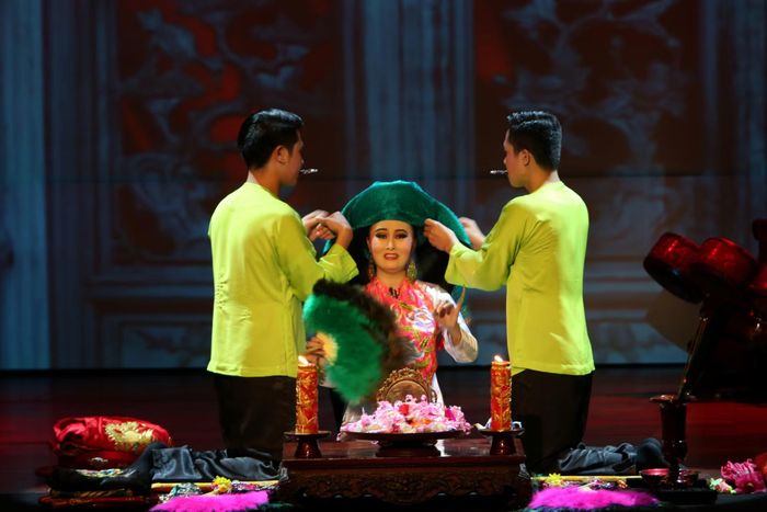 Chương trình nghệ thuật 'Tứ Phủ' tiên phong mang diễn xướng hầu đồng lên sân khấu. (Ảnh: CTV/Vietnam+)