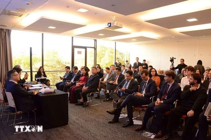 Các đại biểu Việt Nam và Pháp trao đổi tại Hội nghị xúc tiến đầu tư tỉnh Phú Thọ ở Paris (Pháp). (Ảnh: Hữu Chiến/TTXVN)