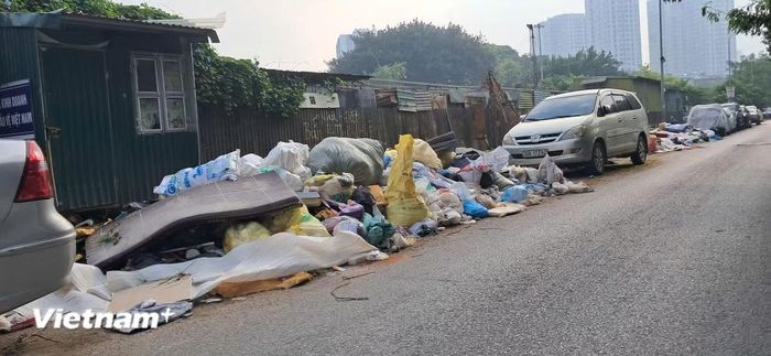 Rác thải tràn lan ở khu vực Kim Văn-Kim Lũ, phường Định Công, Hà Nội. (Ảnh: PV/Vietnam+)