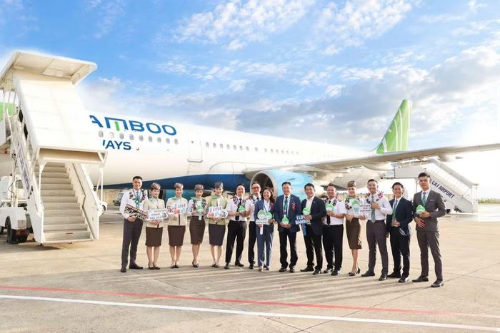Lãnh đạo Bamboo Airways chụp hình cùng tổ bay QH9585. (Ảnh: PV/Vietnam+)