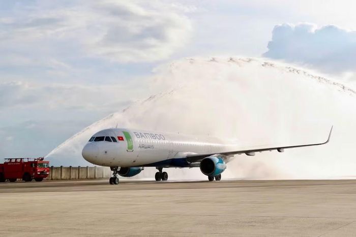 Nghi thức phun vòi rồng chào mừng chuyến bay thẳng quốc tế của Bamboo Airways khai trương đường cất hạ cánh số 2 của sân bay Phù Cát. (Ảnh: PV/Vietnam+)