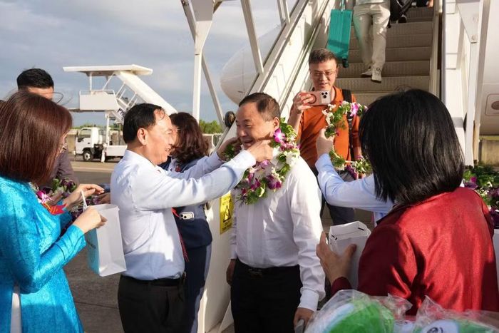 Lãnh đạo tỉnh Gia Lai tặng hoa và quà lưu niệm cho hành khách trên chuyến bay QH9585. (Ảnh: PV/Vietnam+)