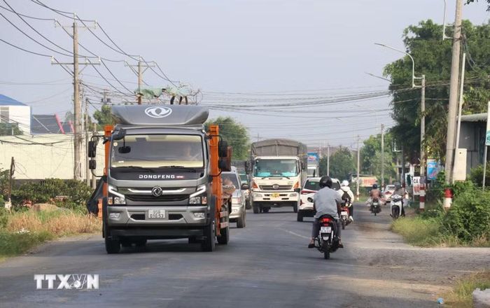 Quốc lộ 62 là tuyến giao thông huyết mạch kết nối trung tâm tỉnh Tây Ninh với vùng Đồng Tháp Mười và Cửa khẩu quốc tế Bình Hiệp, nhưng nhiều đoạn đã xuống cấp sau gần 30 năm khai thác. (Ảnh: Bùi Giang/TTXVN)