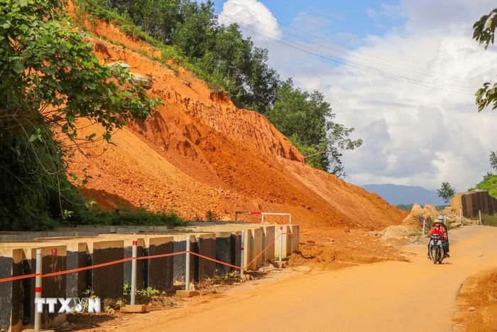 Đất đá tràn xuống khu vực đường giao thông tại xã Long Quảng sau các đợt mưa lớn, tiềm ẩn nguy cơ mất an toàn cho người và phương tiện qua lại. (Ảnh: Mai Trang/TTXVN)