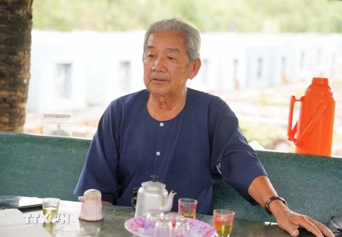 Ông Lê Quang Trưởng (sinh năm 1953, ở xã Long Kiến, tỉnh An Giang) vẫn miệt mài làm việc thiện giúp đời. (Ảnh: Công Mạo/TTXVN)