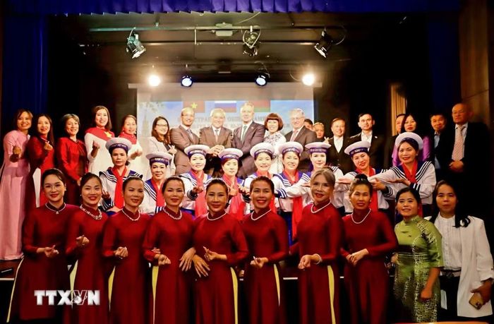 Chị em hội phụ nữ Việt Nam tại Hội phụ nữ Việt Nam tại Hungary chụp ảnh lưu niệm cùng các đại biểu. (Ảnh: TTXVN phát)