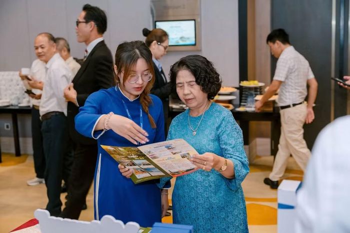 Khách mời tìm hiểu thông tin điểm đến Lâm Đồng và Thanh Hóa tại sự kiện. (Ảnh: Hà Anh/Vietnam+)